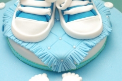 Baby_boy_sneakers_cake_1