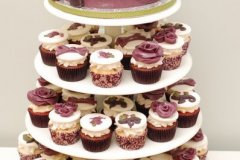 Birds_and_roses_wedding_cake_and_cupcakes