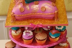 Engagement_pillows_cake_and_cupcakes