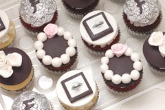 Black_and_white_engagement_cupcakes