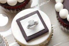 Black_and_white_engagement_cupcakes_1
