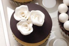 Black_and_white_engagement_cupcakes_2