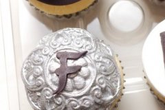 Black_and_white_engagement_cupcakes_3