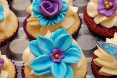 Blue_and_purple_flowers_and_butterflies_cupcakes_4