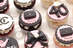 Chanel_pink_and_black_cupcakes_1