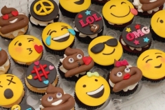 Emojie_cupcakes