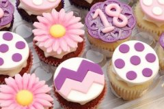 Flowers_and_chevron_cupcakes