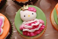 Hello_Kitty_Princess_cupcakes_2