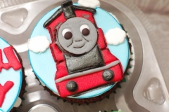 Thomas_the_train_cupcakes_1