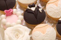 Wedding_bride_and_groom_cupcakes_2