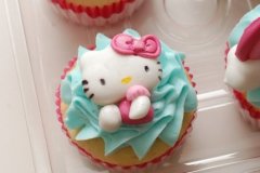Hello_Kitty_rainbow_&_ballons_cupcakes_1