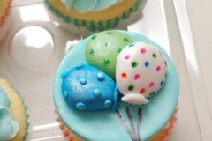 Hello_Kitty_rainbow_&_ballons_cupcakes_3