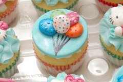 Hello_Kitty_rainbow_&_ballons_cupcakes_4